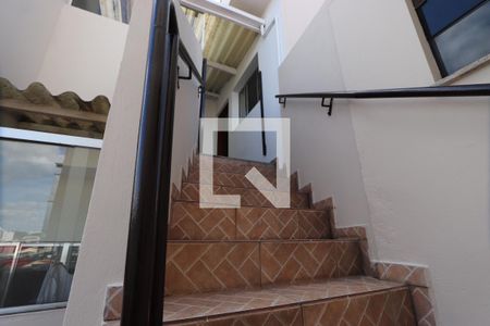 Casa para alugar com 62m², 2 quartos e sem vagaEntrada - escada