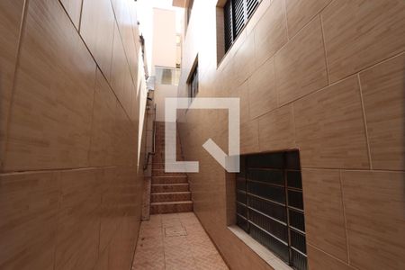Casa para alugar com 62m², 2 quartos e sem vagaEntrada - escada