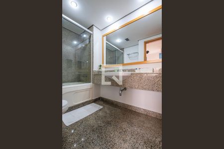 banheiro de kitnet/studio para alugar com 1 quarto, 30m² em Jardins, São Paulo