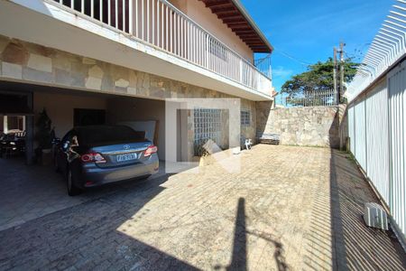 Casa à venda com 360m², 4 quartos e 6 vagasQuintal - Garagem
