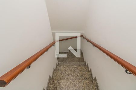 Casa para alugar com 250m², 4 quartos e 2 vagasEscada