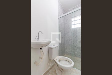 Banheiro de casa para alugar com 1 quarto, 37m² em Jardim Casa Pintada, São Paulo