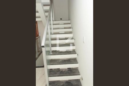 Casa à venda com 180m², 3 quartos e 2 vagasEscada