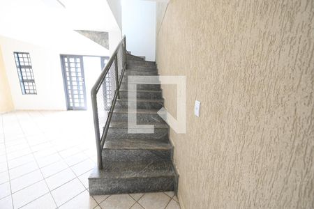 Escada de casa para alugar com 5 quartos, 320m² em Jardim Mont Serrat, Aparecida de Goiânia