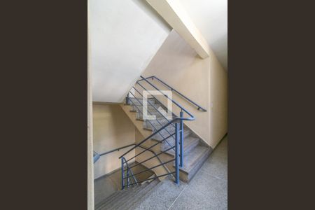 Apartamento à venda com 42m², 1 quarto e 1 vaga Apartamento à venda com 42m², 1 quarto e 1 vagaEscada