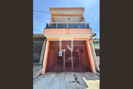 Casa à venda com 200m², 3 quartos e 3 vagas Casa à venda com 200m², 3 quartos e 3 vagasFachada