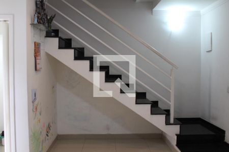 Escada de casa para alugar com 2 quartos, 115m² em Jardim Colorado, São Paulo