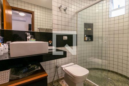 Casa à venda com 220m², 5 quartos e 3 vagas Casa à venda com 220m², 5 quartos e 3 vagasSuíte 1 - Banheiro