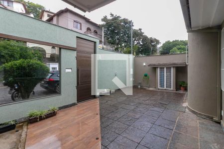 Casa à venda com 220m², 5 quartos e 3 vagas Casa à venda com 220m², 5 quartos e 3 vagasÁrea externa