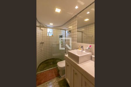 Casa à venda com 220m², 5 quartos e 3 vagas Casa à venda com 220m², 5 quartos e 3 vagasSuíte 3 - Banheiro