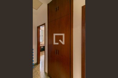 Casa à venda com 220m², 5 quartos e 3 vagas Casa à venda com 220m², 5 quartos e 3 vagasArmário