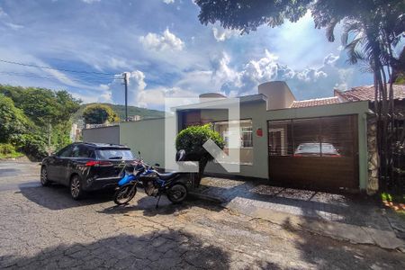 Casa à venda com 220m², 5 quartos e 3 vagas Casa à venda com 220m², 5 quartos e 3 vagasFachada