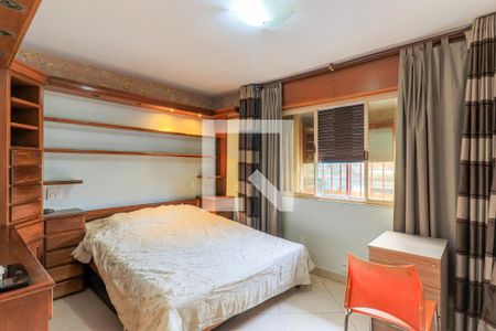 Casa à venda com 200m², 6 quartos e 2 vagas Casa à venda com 200m², 6 quartos e 2 vagasSuíte 3