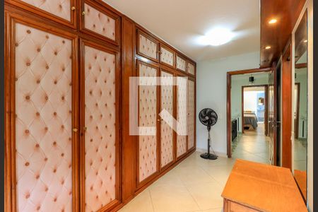 Casa à venda com 200m², 6 quartos e 2 vagas Casa à venda com 200m², 6 quartos e 2 vagasCloset da Suíte 3