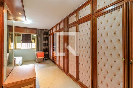 Casa à venda com 200m², 6 quartos e 2 vagas Casa à venda com 200m², 6 quartos e 2 vagasCloset da Suíte 3