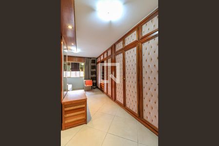 Casa à venda com 200m², 6 quartos e 2 vagas Casa à venda com 200m², 6 quartos e 2 vagasCloset da Suíte 3