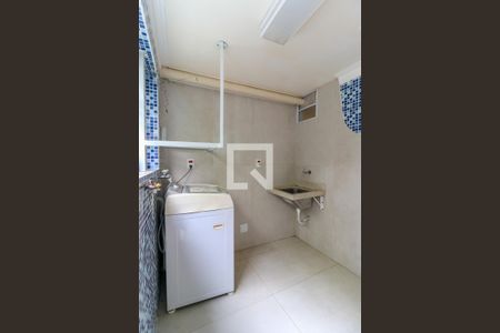 Casa à venda com 200m², 6 quartos e 2 vagas Casa à venda com 200m², 6 quartos e 2 vagasÁrea de Serviço