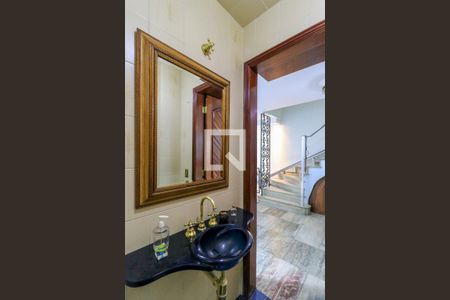 Casa à venda com 200m², 6 quartos e 2 vagas Casa à venda com 200m², 6 quartos e 2 vagasLavabo