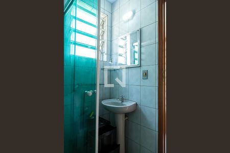 Banheiro de casa para alugar com 2 quartos, 60m² em Chácara Inglesa, São Paulo