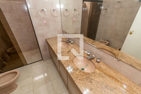 Apartamento à venda com 400m², 4 quartos e 4 vagasDetalhe Banheiro Corredor
