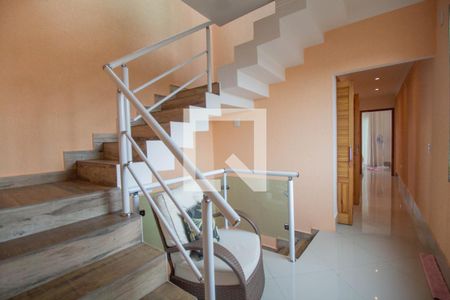 Casa à venda com 450m², 7 quartos e 2 vagas Casa à venda com 450m², 7 quartos e 2 vagasEscada