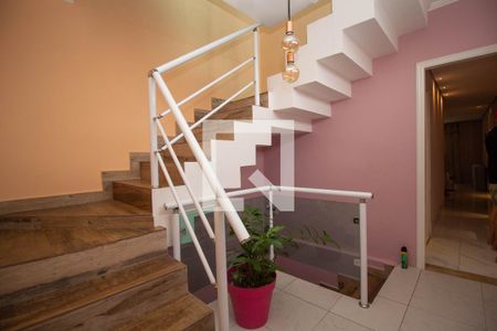 Casa à venda com 450m², 7 quartos e 2 vagas Casa à venda com 450m², 7 quartos e 2 vagasEscada