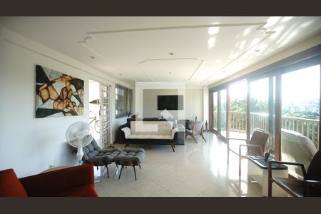 Sala de casa de condomínio para alugar com 7 quartos, 600m² em Jacarepaguá, Rio de Janeiro
