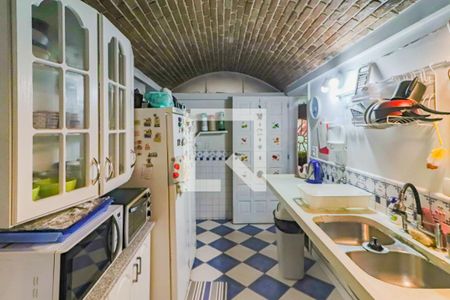 Casa à venda com 600m², 6 quartos e 4 vagas Casa à venda com 600m², 6 quartos e 4 vagasCozinha