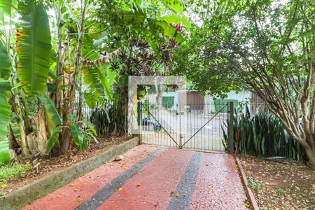 Casa à venda com 600m², 6 quartos e 4 vagas Casa à venda com 600m², 6 quartos e 4 vagasGaragem / Quintal