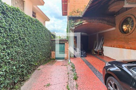 Casa à venda com 600m², 6 quartos e 4 vagas Casa à venda com 600m², 6 quartos e 4 vagasGaragem / Quintal