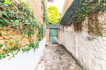 Casa à venda com 600m², 6 quartos e 4 vagas Casa à venda com 600m², 6 quartos e 4 vagasCorredor