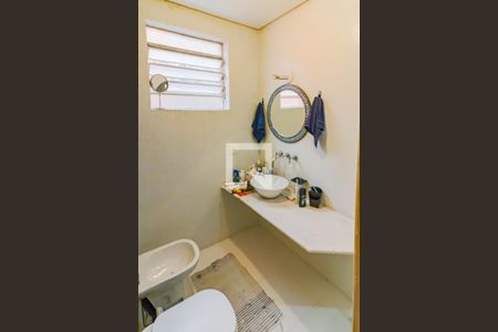 Casa à venda com 600m², 6 quartos e 4 vagas Casa à venda com 600m², 6 quartos e 4 vagasBanheiro