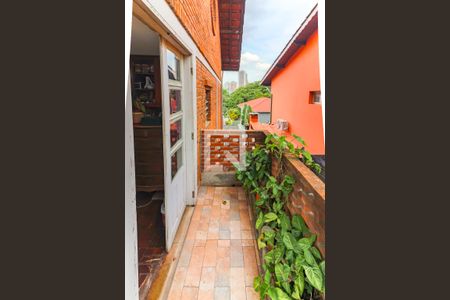 Casa à venda com 600m², 6 quartos e 4 vagas Casa à venda com 600m², 6 quartos e 4 vagasVaranda