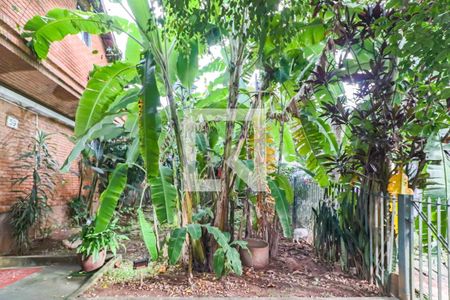 Casa à venda com 600m², 6 quartos e 4 vagas Casa à venda com 600m², 6 quartos e 4 vagasGaragem / Quintal