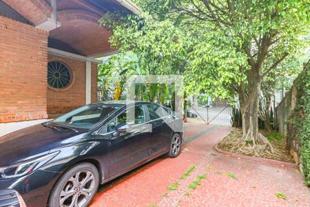 Casa à venda com 600m², 6 quartos e 4 vagas Casa à venda com 600m², 6 quartos e 4 vagasGaragem / Quintal