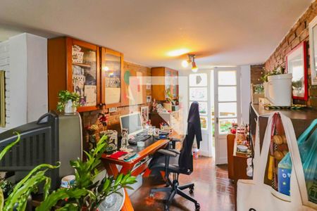 Casa à venda com 600m², 6 quartos e 4 vagas Casa à venda com 600m², 6 quartos e 4 vagasEscritório