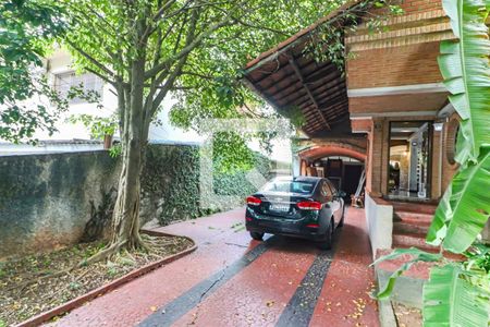 Casa à venda com 600m², 6 quartos e 4 vagas Casa à venda com 600m², 6 quartos e 4 vagasGaragem / Quintal