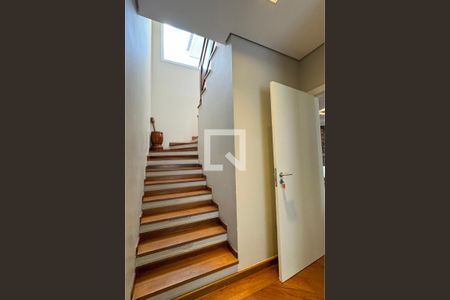 Casa de condomínio à venda com 597m², 4 quartos e 4 vagasEscada