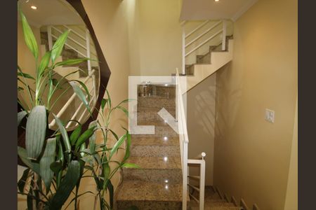 Casa de condomínio à venda com 125m², 3 quartos e 2 vagasSala - Escada