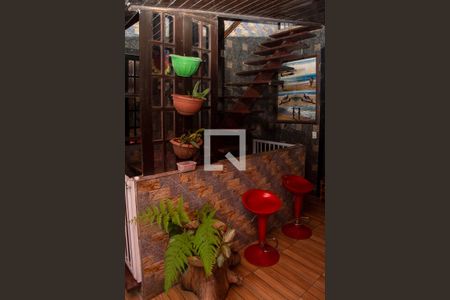 Casa de condomínio à venda com 350m², 3 quartos e 1 vagaEscada