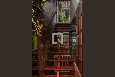 Casa de condomínio à venda com 350m², 3 quartos e 1 vagaEscada