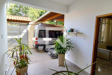 Casa à venda com 330m², 3 quartos e 5 vagas Casa à venda com 330m², 3 quartos e 5 vagasvaranda