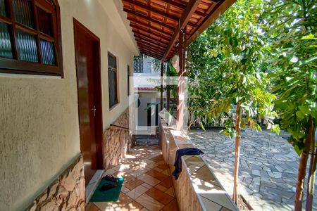 Casa à venda com 330m², 3 quartos e 5 vagas Casa à venda com 330m², 3 quartos e 5 vagassegundo imovel area externa