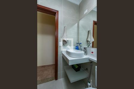 Casa à venda com 130m², 3 quartos e 2 vagasBanheiro