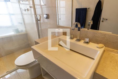 Apartamento à venda com 495m², 4 quartos e 4 vagas Apartamento à venda com 495m², 4 quartos e 4 vagasBanheiro da Suíte 1