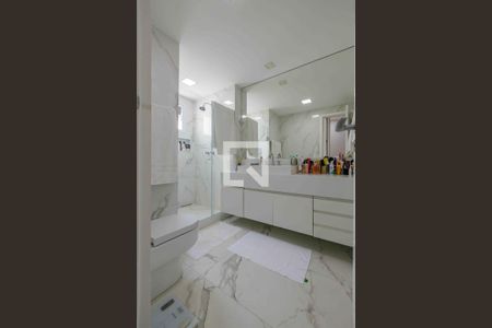 Apartamento à venda com 369m², 4 quartos e 3 vagasBanheiro da Suíte 2