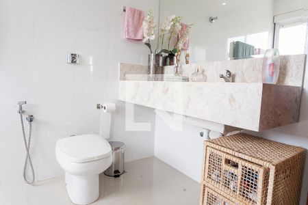 Casa de condomínio à venda com 320m², 5 quartos e 4 vagasBanheiro da Suíte