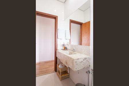 Casa de condomínio à venda com 320m², 5 quartos e 4 vagasBanheiro Social