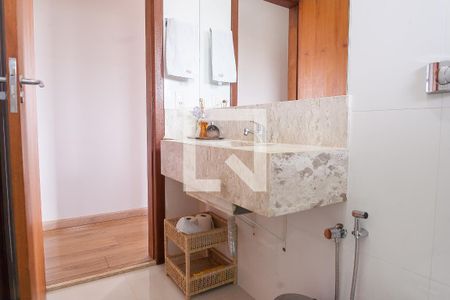 Casa de condomínio à venda com 320m², 5 quartos e 4 vagasBanheiro Social