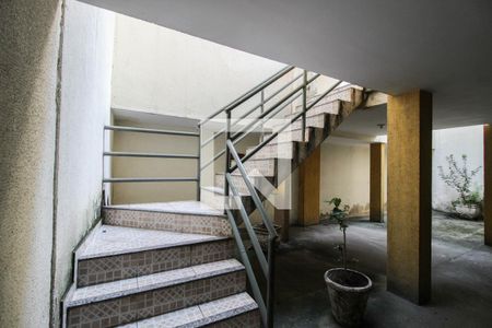 Apartamento para alugar com 73m², 2 quartos e 1 vagaEscada de acesso